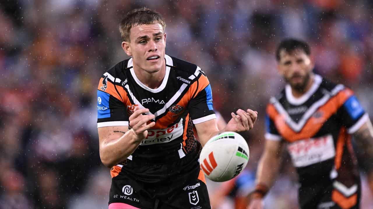 Bennett 'embarrassed' by NRL contract fiascos