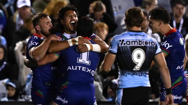 Warriors slaughter Sharks as NRL's top four break away