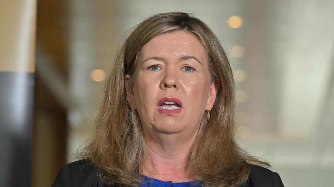 Archer fires an early shot amid state political turmoil