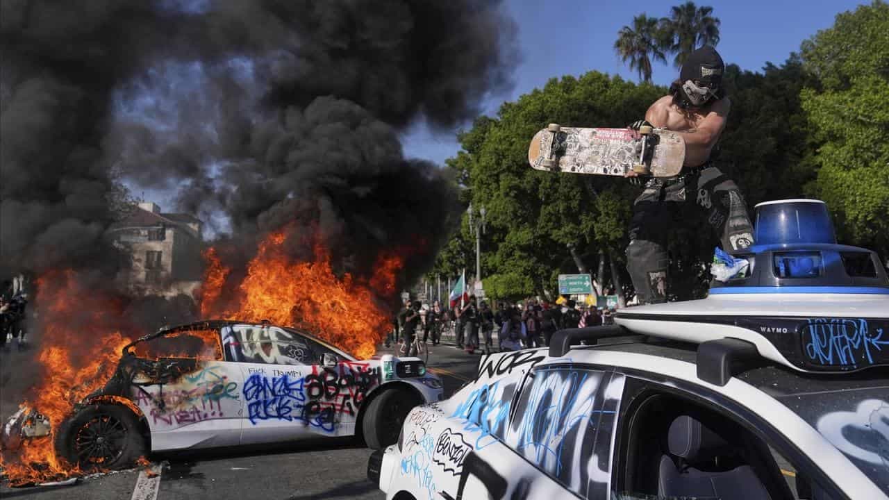 LA police order US immigration protesters to go home