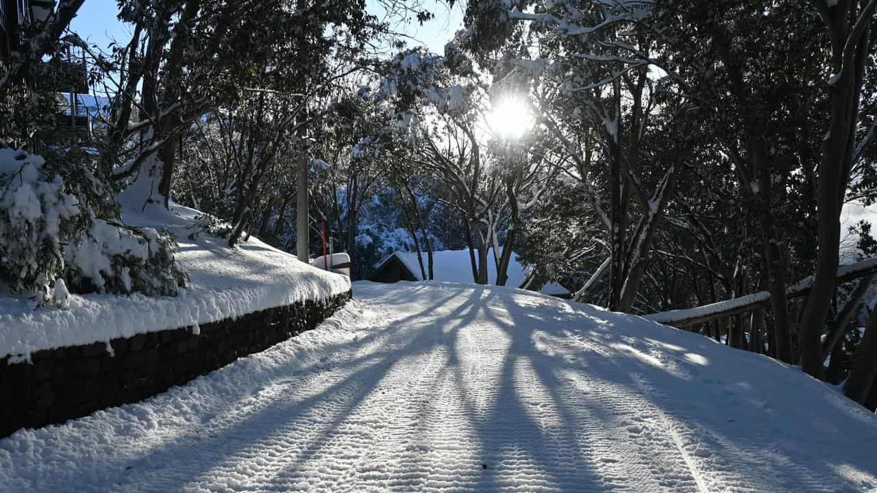 Heavy snow strands drivers and hikers as chill sets in