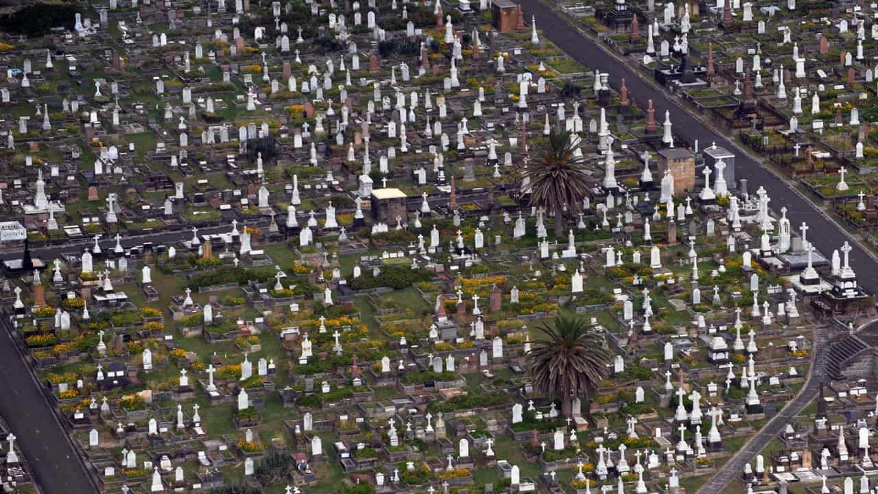 Underworld figure offers cemetery as bail collateral