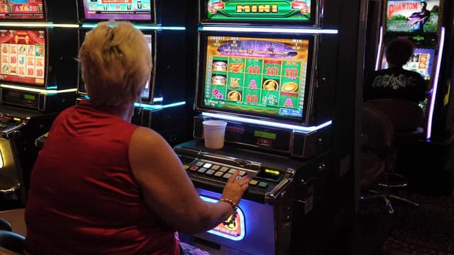 Casino giant slapped down in latest poker machine bid