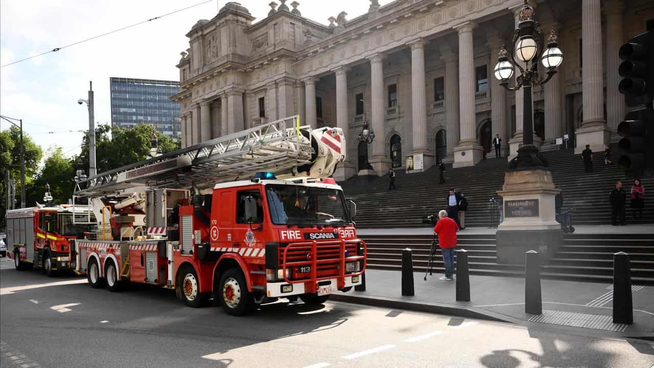 Premier backs fire leaders after no-confidence vote