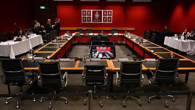 Empty chairs spark bid to arrest premier's senior staff