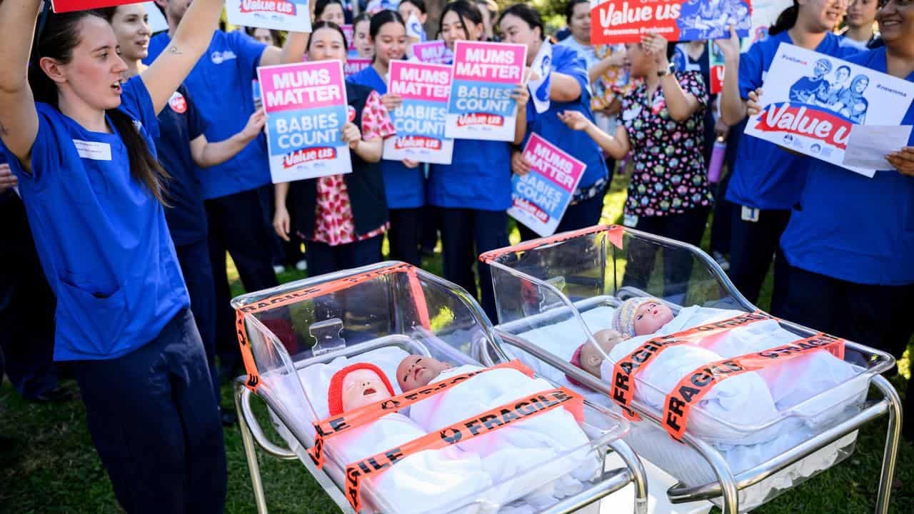 Nurses rally over sick bubs 'parked in cramped unit'