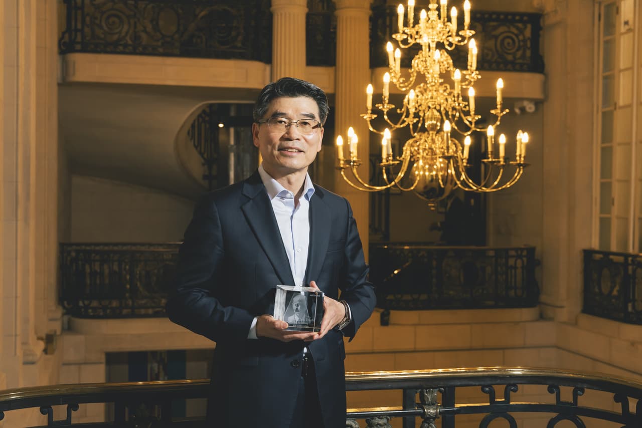 Kia President and CEO Ho Sung Song honored at 2025 Autocar Awards