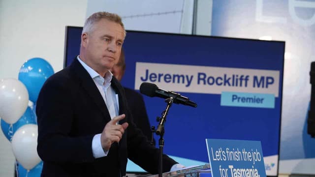 Minority premier takes campaign crack at independents