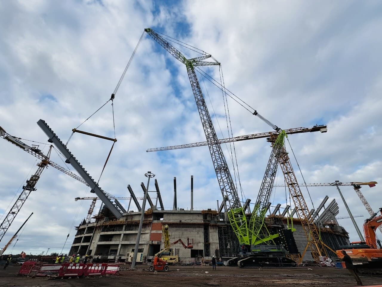 Zoomlion's Heavy-Duty Crawler Crane Supports Construction of Morocco's 2030 World Cup Stadiums