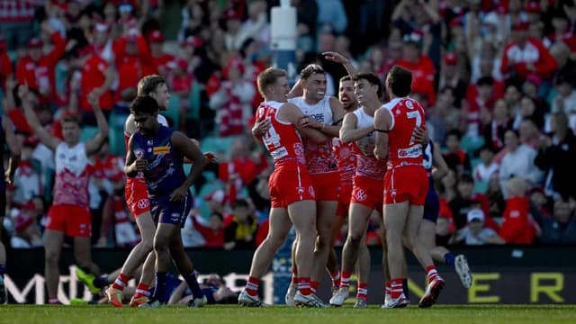 Swans upset Freo in SCG thriller