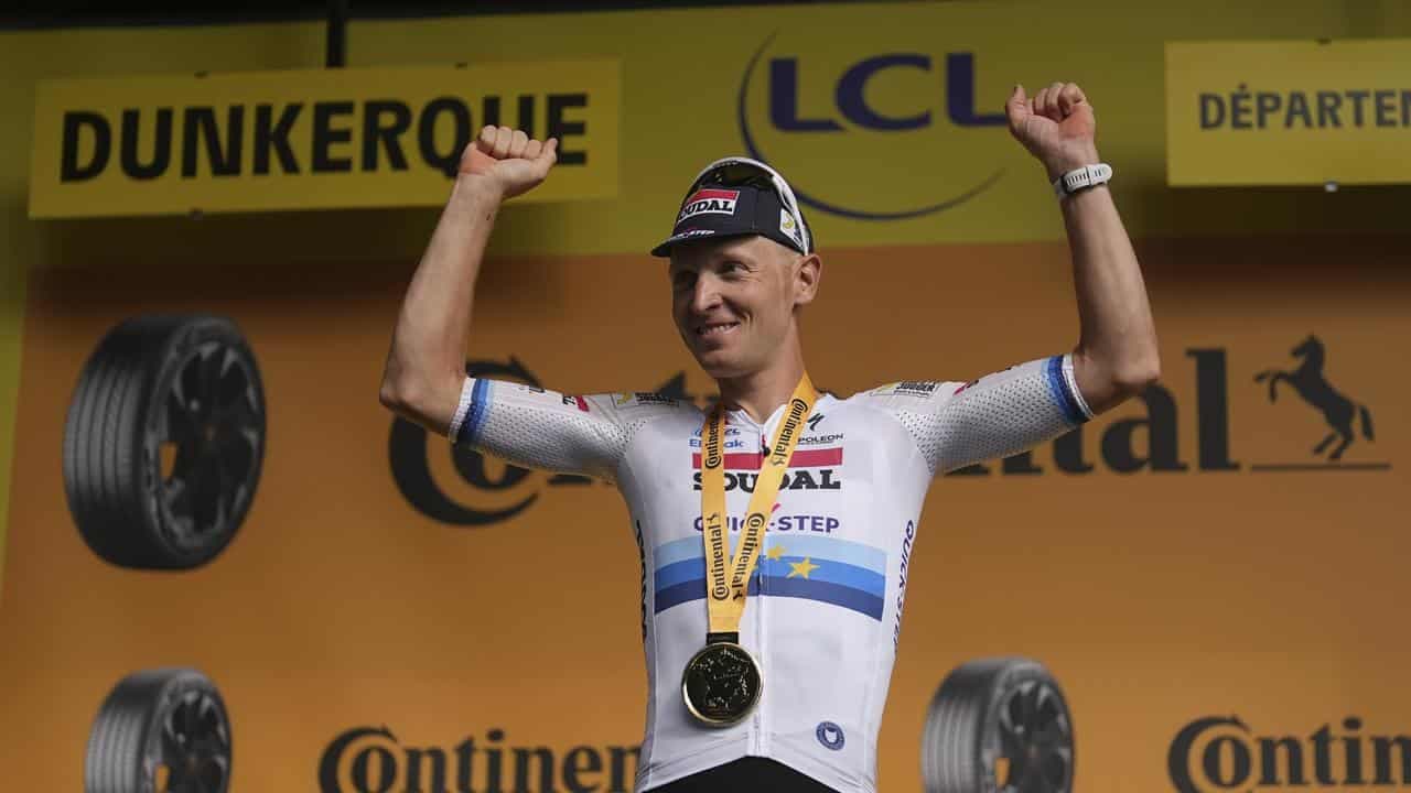 Merlier edges out Milan after crash-marred Tour stage