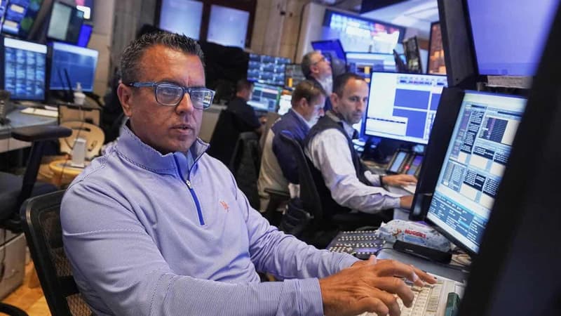 Wall Street rises as Fed minutes put rate cuts in focus