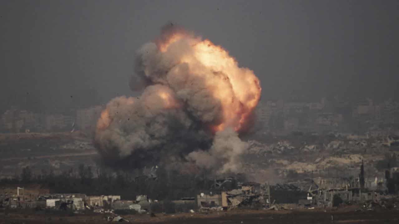 Israeli strike hits near Gaza clinic as talks drag on