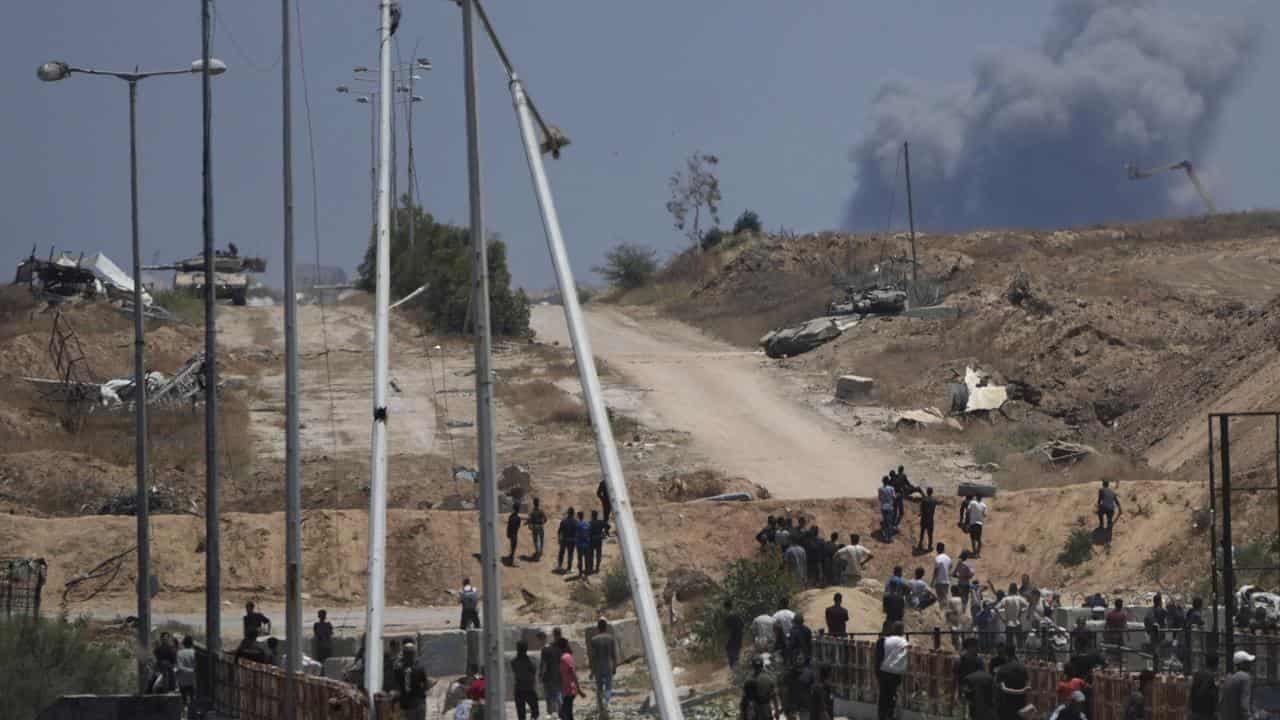 Gaza truce talks falter, 17 die in latest aid shooting