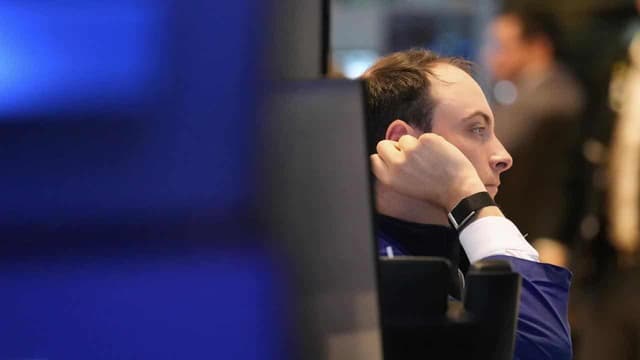 Wall St makes modest gains as investors await earnings