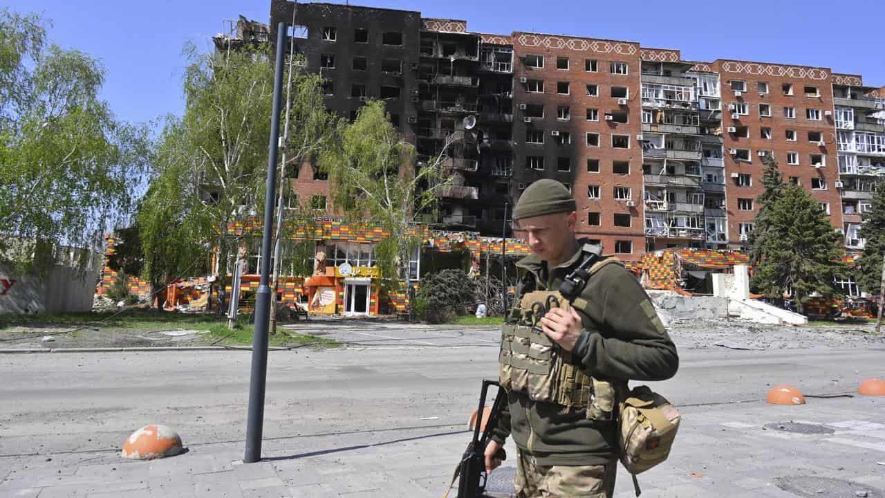 Ukraine says troops standing firm outside key hub city