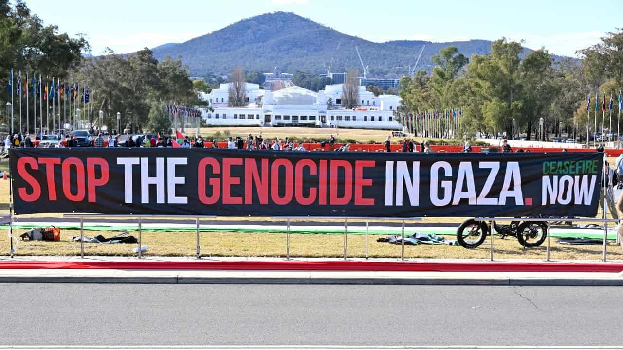 Protesters urge Israel sanctions ahead of MPs return