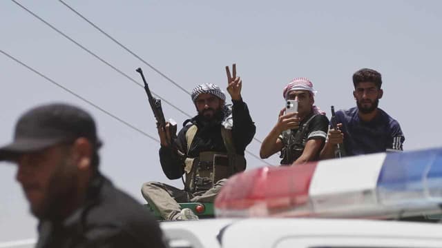 Syria forces say truce holds, Bedouin fighters withdraw