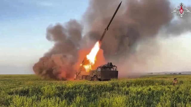 Russia fires new barrage at Ukraine, kills one in Kyiv