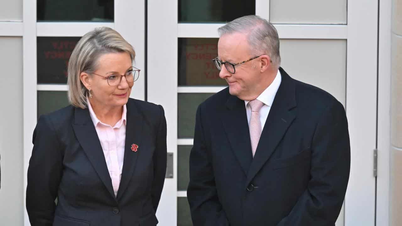 Political leaders come face to face on new battleground