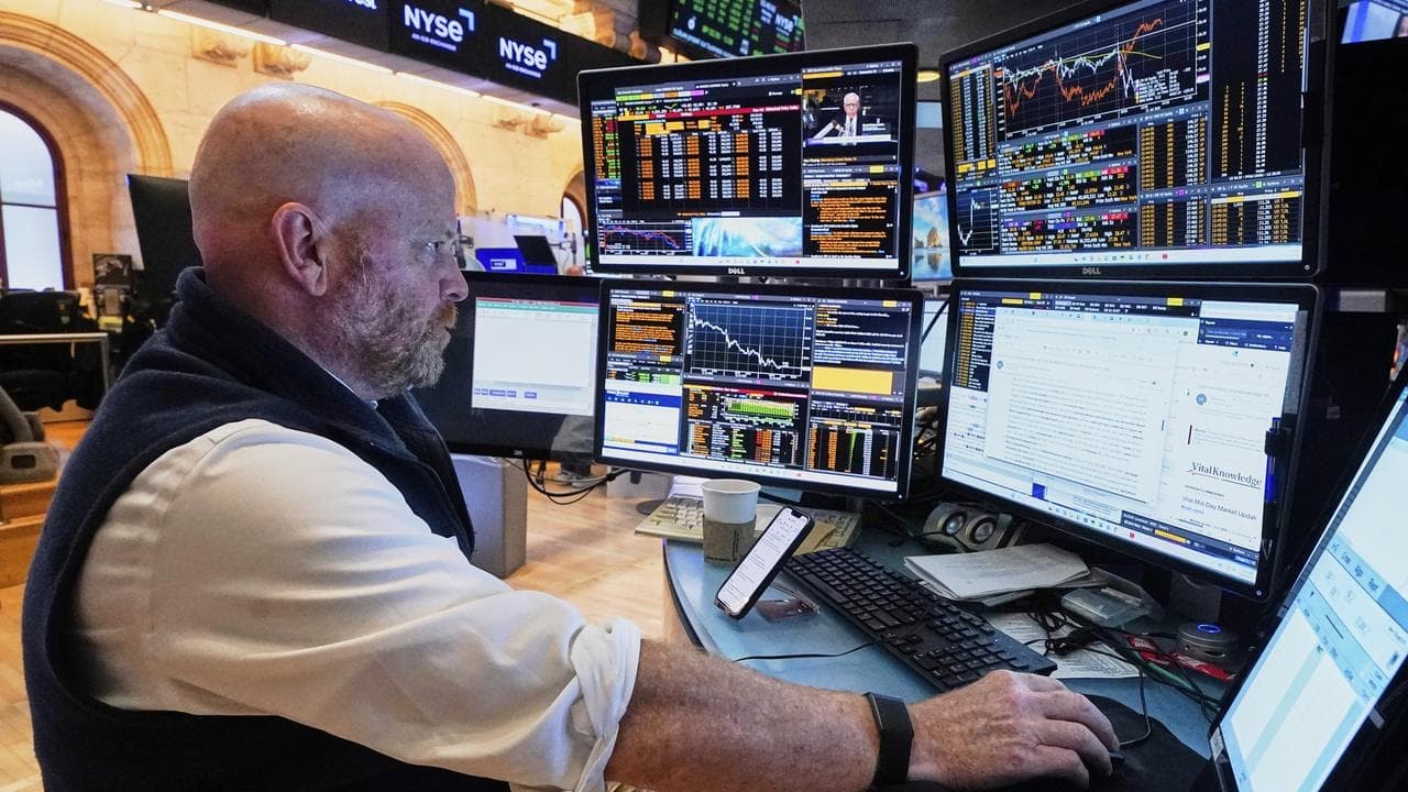 Wall Street closes mixed amid focus on trade talks