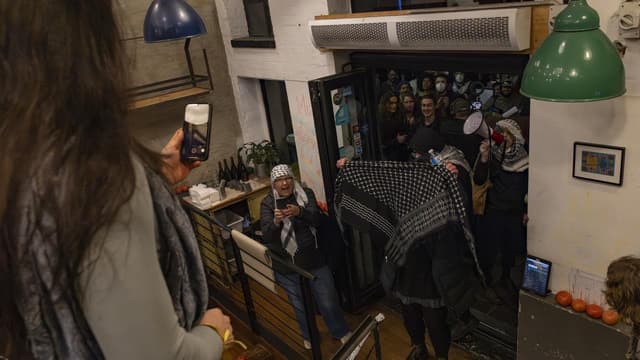 Accused Israeli restaurant protester remains in custody