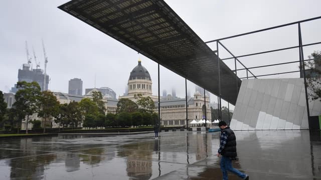 Primary school students targeted by anti-Semitic chants