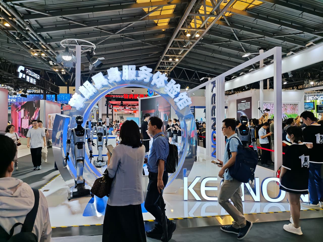 KEENON Debuts First Bipedal Humanoid Service Robot at WAIC, Showcasing Role-Specific Embodied AI Solutions