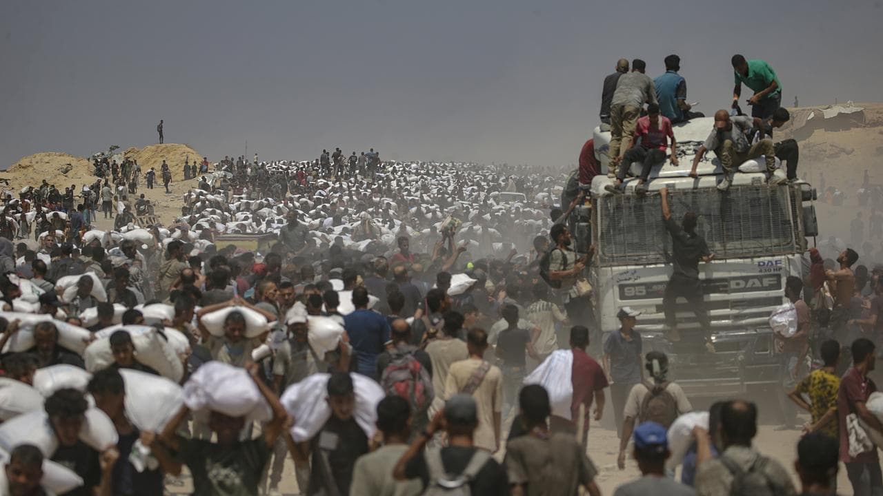 Aid lorries enter Gaza as Israel takes 'tactical pause'