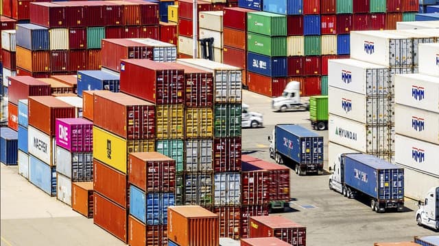 Markets plummet as Trump issues more steep tariffs