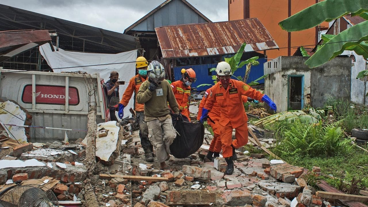 Dozens injured after quake strikes Sulawesi, Indonesia