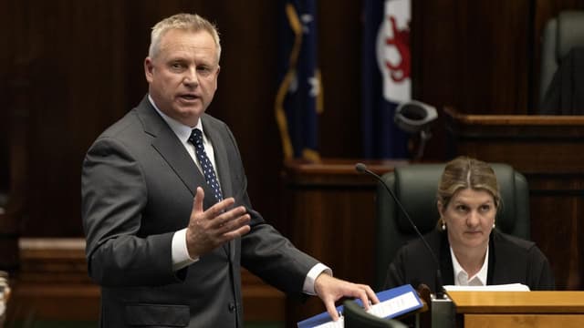 Cross bench lashes Labor as minority Libs retain power