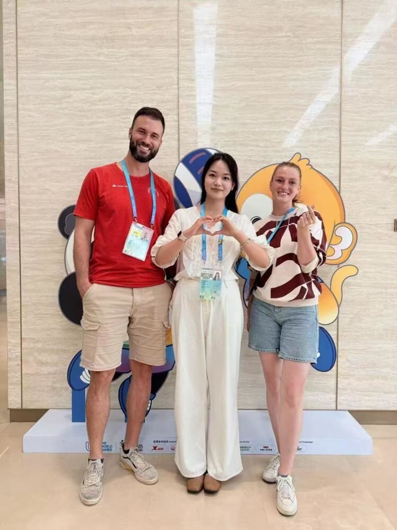 Farewell to TWG 2025, Friendship Endures: Foreign Journalists Thank Volunteers with Gifts