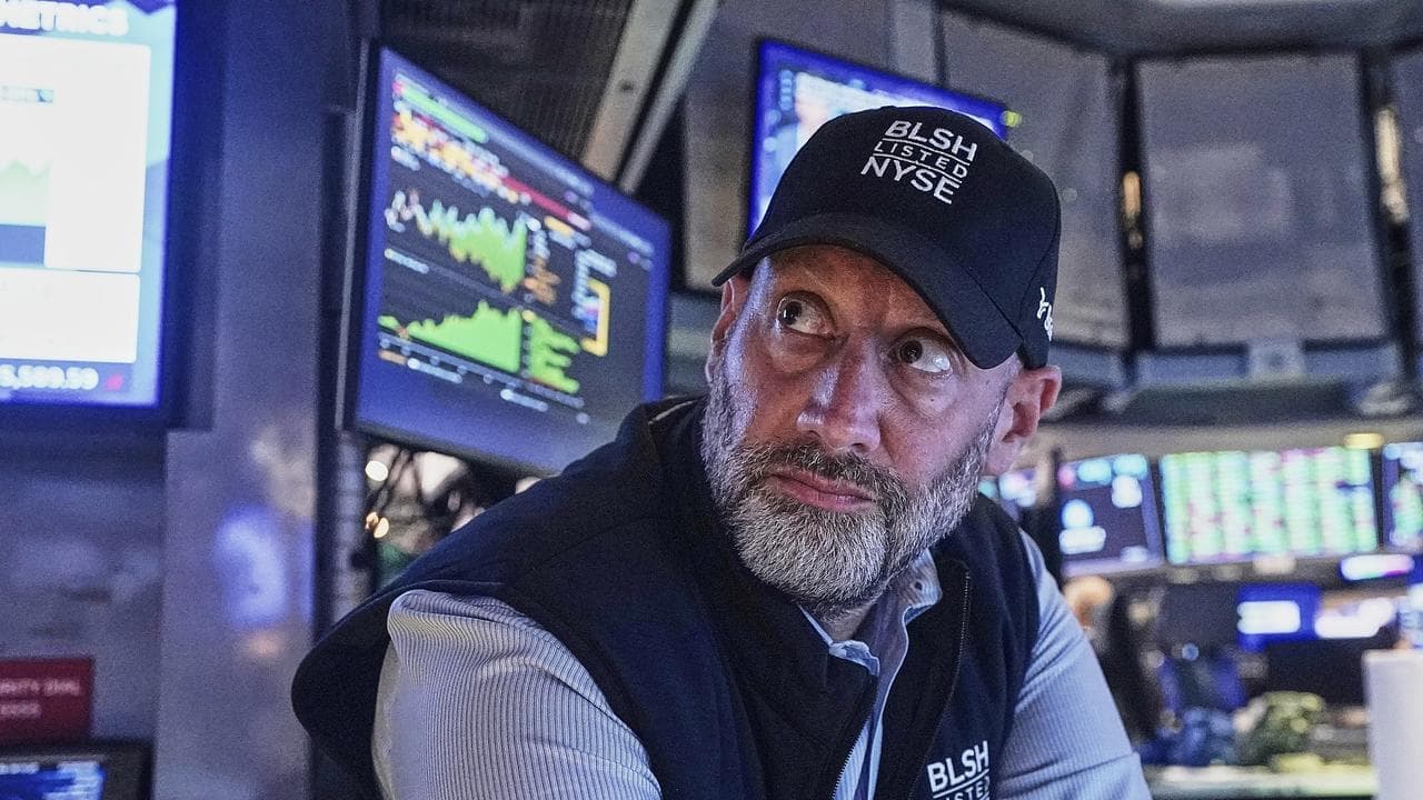 Wall Street ends mixed as investors sell tech shares