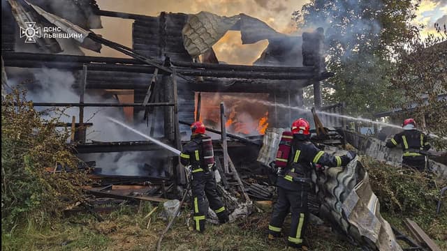 Russia hammers Ukraine as peace efforts drag on