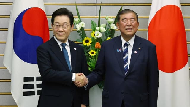 Japan and South Korea's leaders promise closer ties