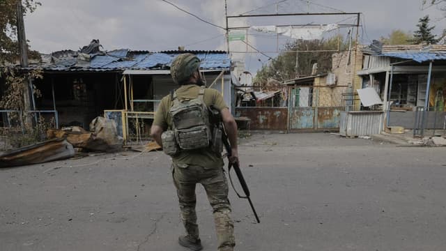 Russian troops gain ground in Ukraine's southeast