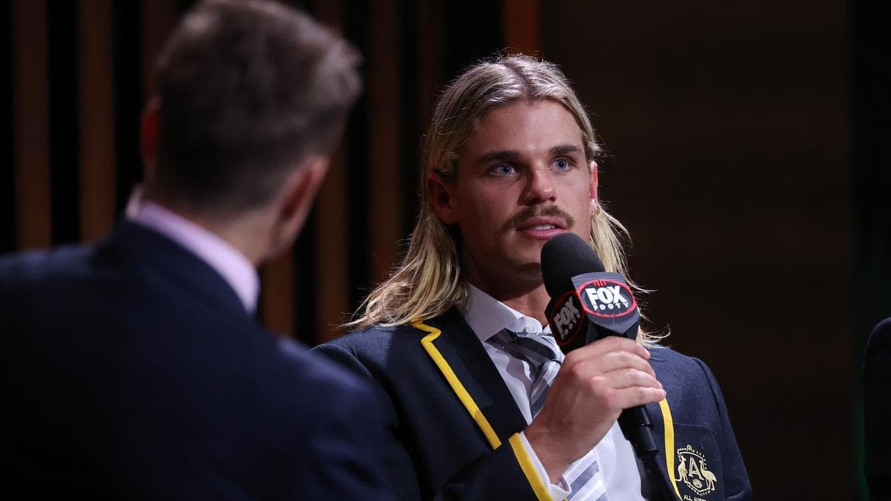 Geelong star details mental health battle during speech