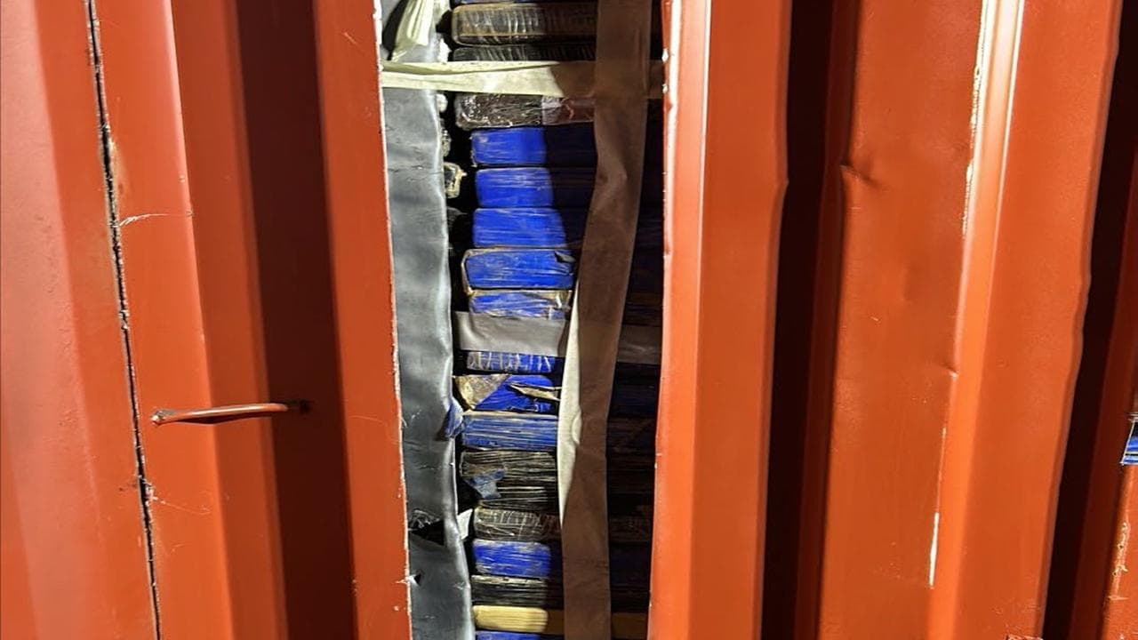 'Corrupt' dockers accused of hiding drugs in false wall