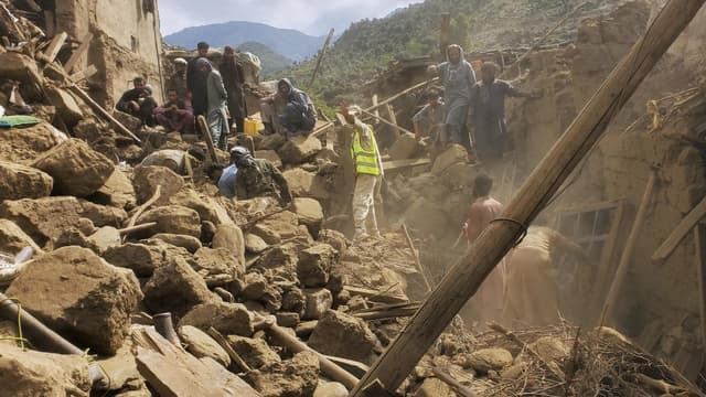 Commandos airdropped to rescue Afghan quake survivors