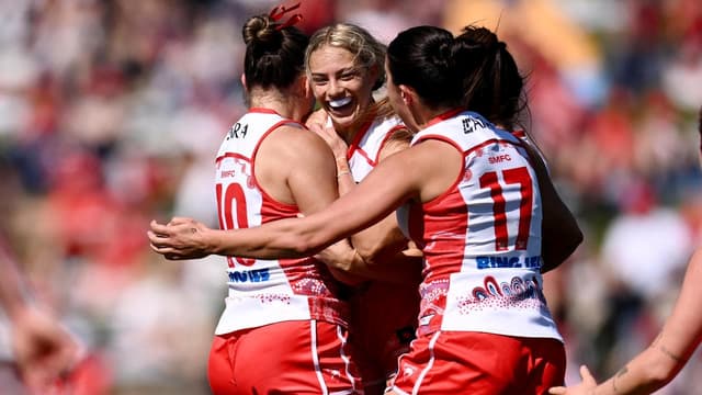 Flashy Fish stars as Swans sail past Dockers in AFLW