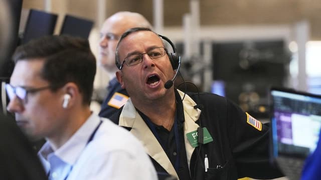 Nasdaq notches record high close, traders eye rates