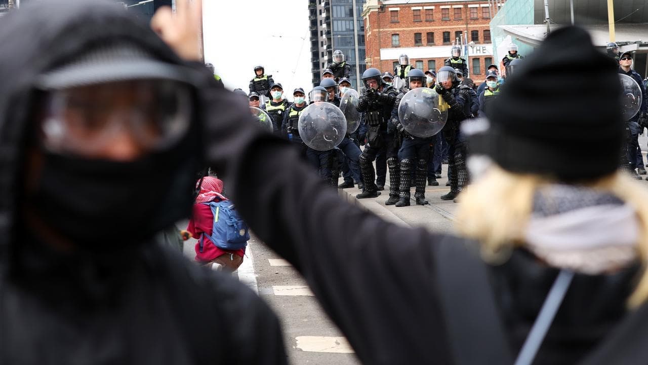 Extreme ideologies on collision course in rival rallies