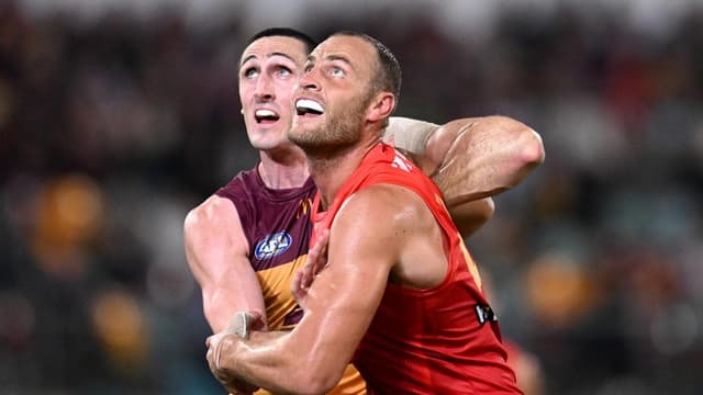 Lions make big ruck call, Lewis back for Hawks