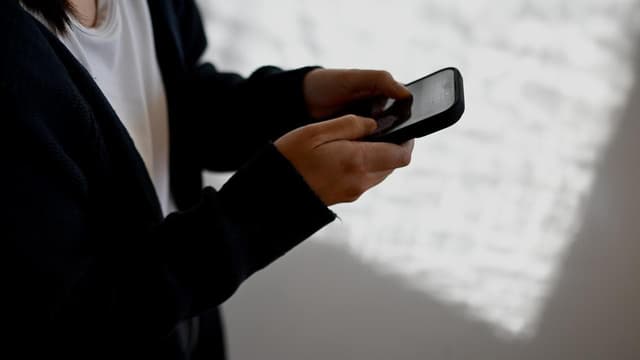 Teacher accused of grooming, sexually assaulting girl