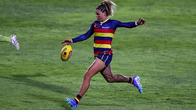 Crows pull off great escape with final-term blitz