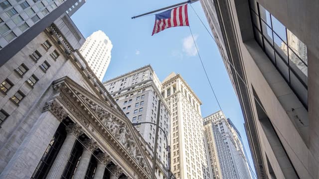 Wall St indexes close lower, data clouds rate outlook