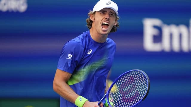 De Minaur makes light work of local in Beijing