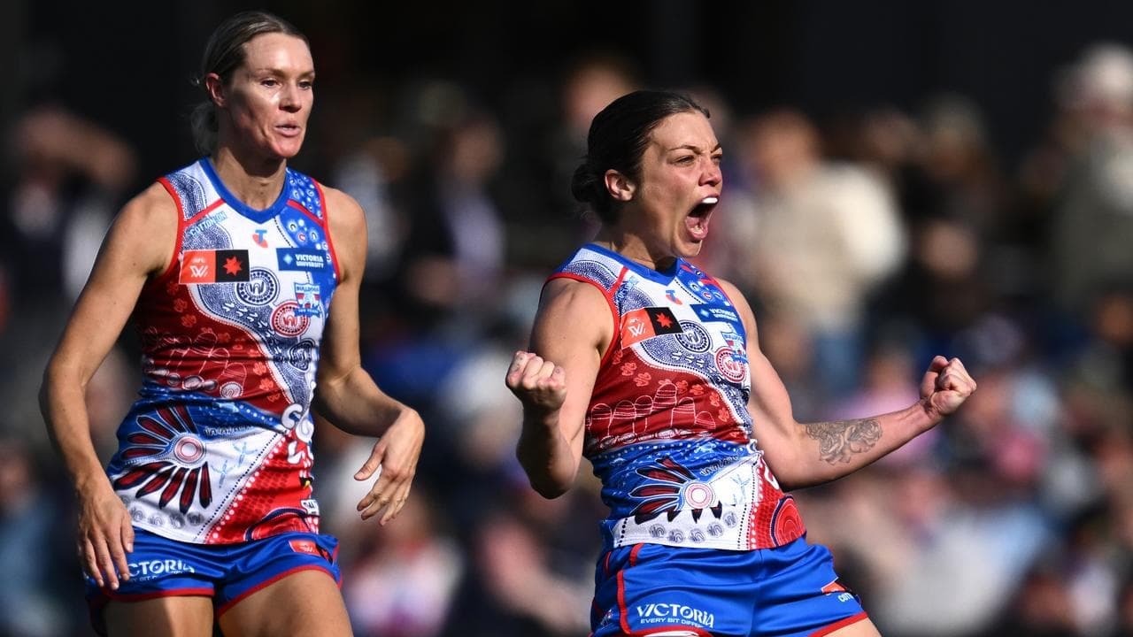 Blackburn's Bulldogs bite as Magpies captain hurts knee