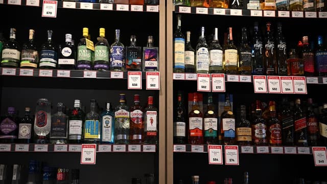 Spending rebound staggers as Aussies kick booze, smokes